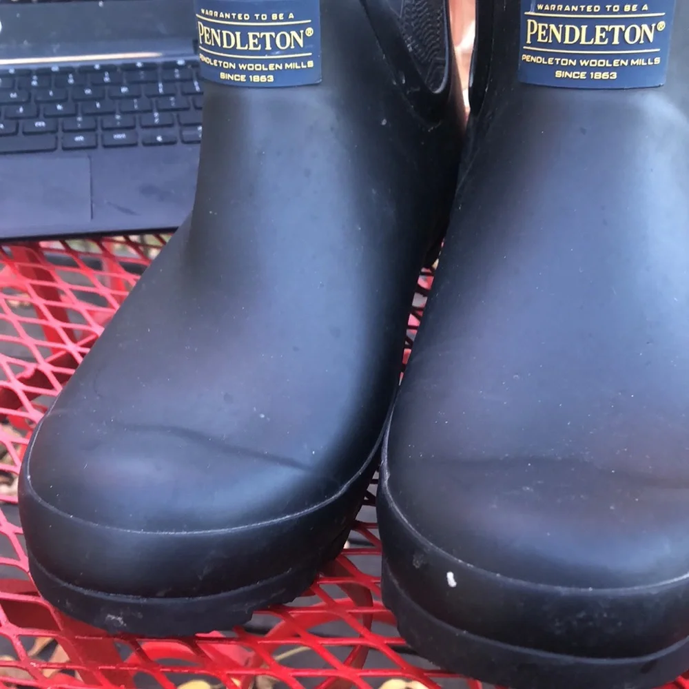 🚨B2G1 PENDLETON Black Blue Rubber Rainboots